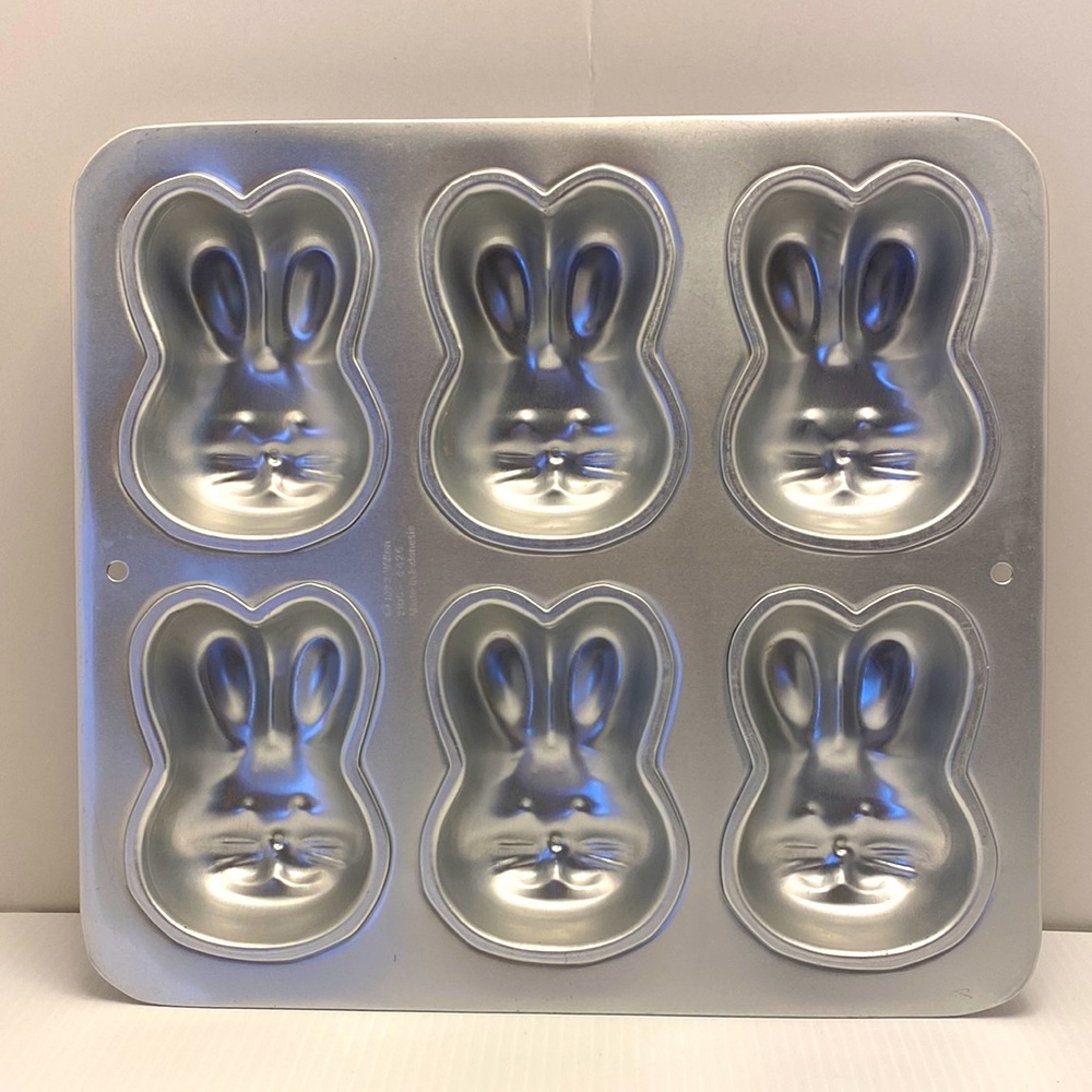 Vintage WILTON 1992 LITTLE BUNNIES 6 Cavity Bunny Cake Pan  Easter (Retired)